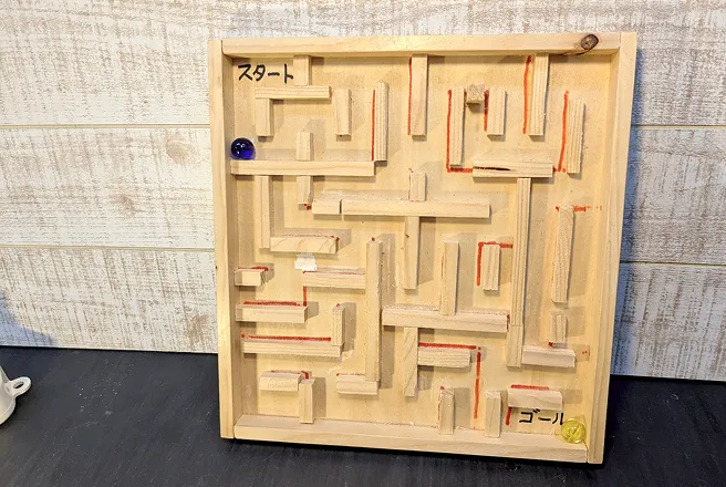 ビー玉迷路作りの写真