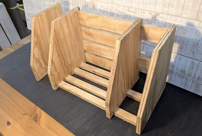 木製本立て作りの写真